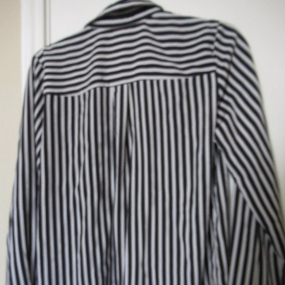 H&M Size 2 Women's Blouse, Navy/White Vertical Stripes, preowned. - Picture 6 of 6